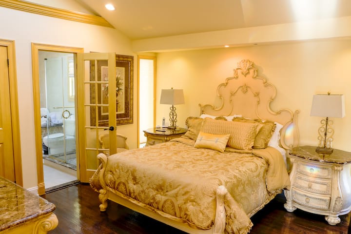 AMPLIO Y ESPACIOSO DORMITORIO PRINCIPAL CON HERMOSO BAÑO EN SUITE CON DUCHA COMPLETA Y BAÑERA DE HIDROMASAJE.