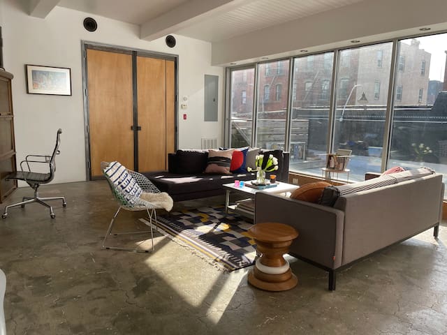 Unique modern apartment & private entrance & deck