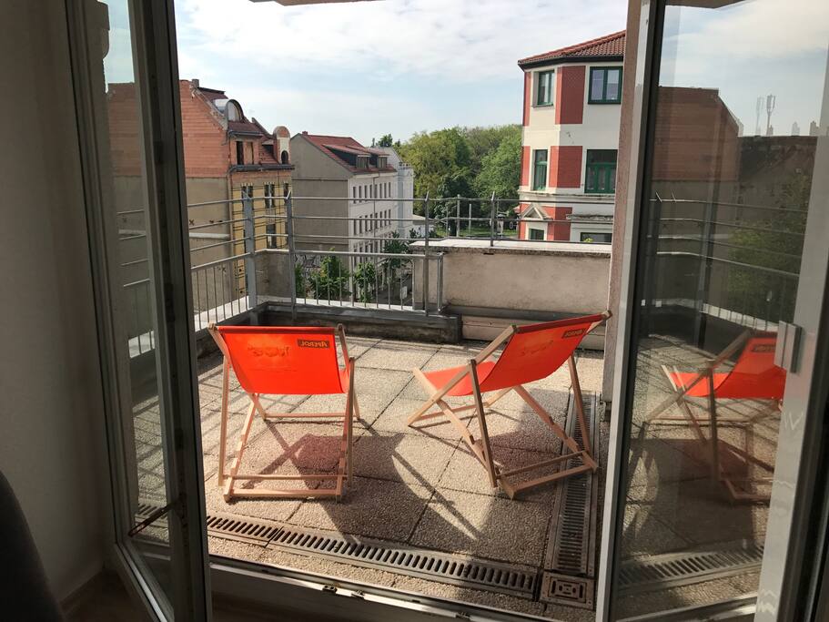 Dachterasse direkt über der Könneritzstraße und am Clara Zetkin Park