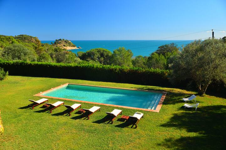 Rustic Villa on the sea front. Amazing views gallery image 2