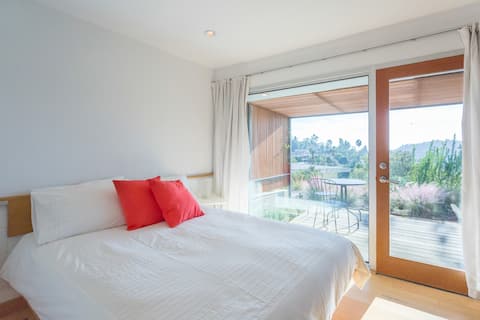 Successful Airbnb property: Silverlake cozy mid-century private unit Lake View in Silver Lake