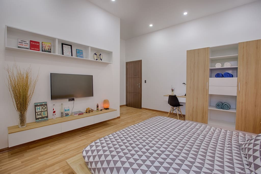 Tầng 2 Phòng ngủ chính có Giường cỡ King và phòng tắm riêng.