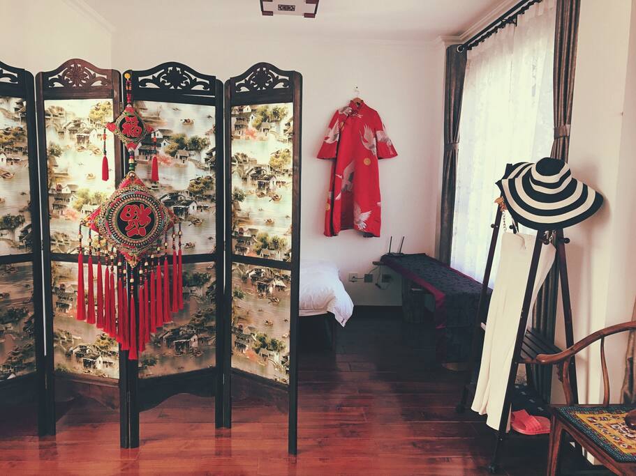 房间内服饰免费提供给您在洱海边拍照留念。所有服饰出自杨丽萍设计师之手。