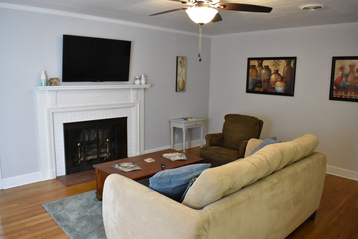 Bienvenue chez vous loin de chez vous. Asseyez-vous et regardez un film sur la télévision ultra haute définition.