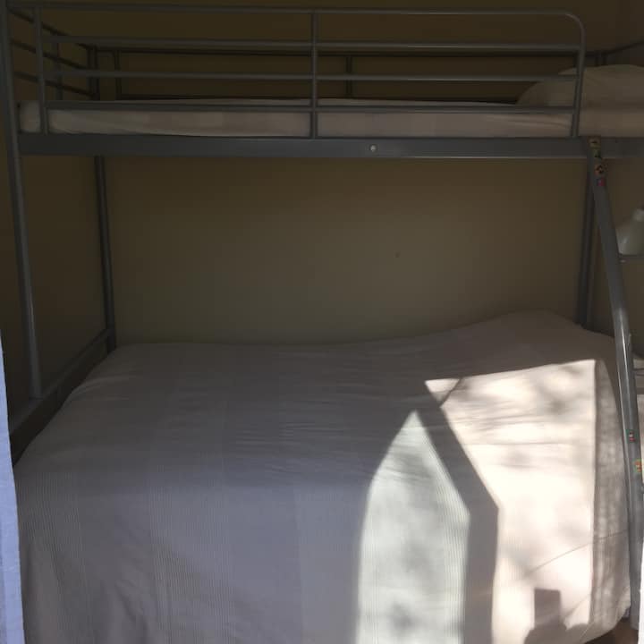 Chumba cha kulala 3. Kitanda mara mbili (140) na kitanda kimoja kwenye sakafu ya chini. 