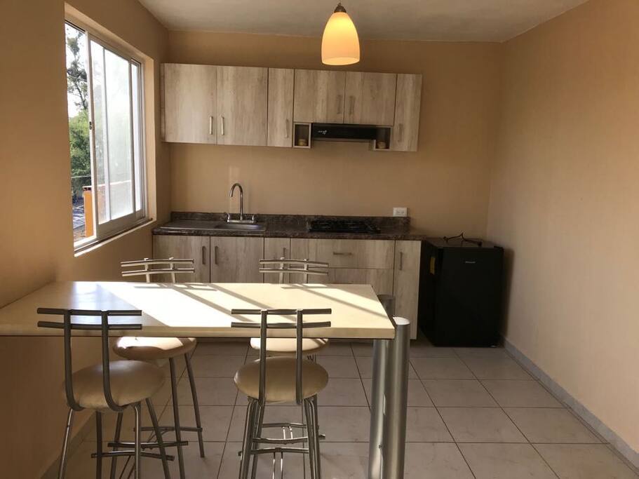 Cocina con parrilla y frigobar