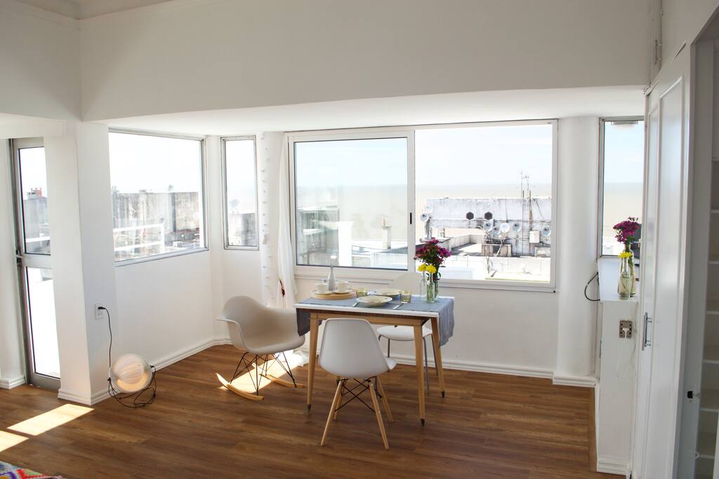 Windows in L that run all throughout the open-plan