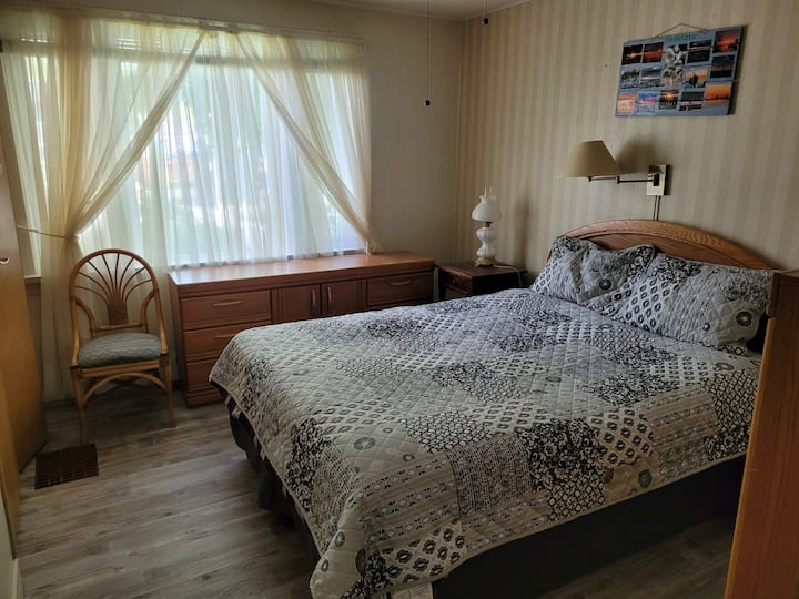 Спална соба1 - Мајсторска спална соба со брачен кревет1