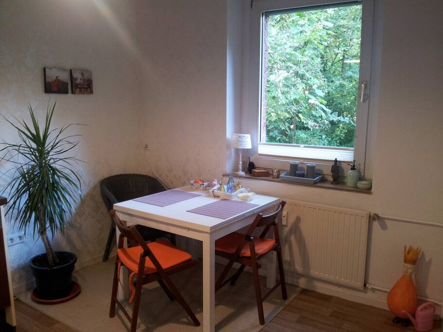 Esstisch in der großen Küche. Der Blick geht in den Grünen Garten.