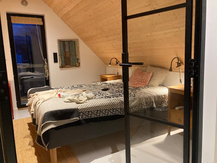 Dormitorio en la planta superior con balcón francés. Aquí acabamos de construir una pared con hermosas puertas de vidrio que conducen a este encantador dormitorio. Cómoda cama doble de 160 cm de ancho, mesitas de noche, lámparas, cómoda, ventilador de techo y lugar para colgar su ropa. 
