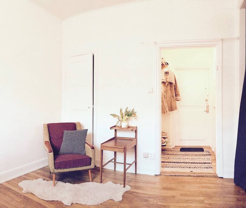 Living space, view to hallway