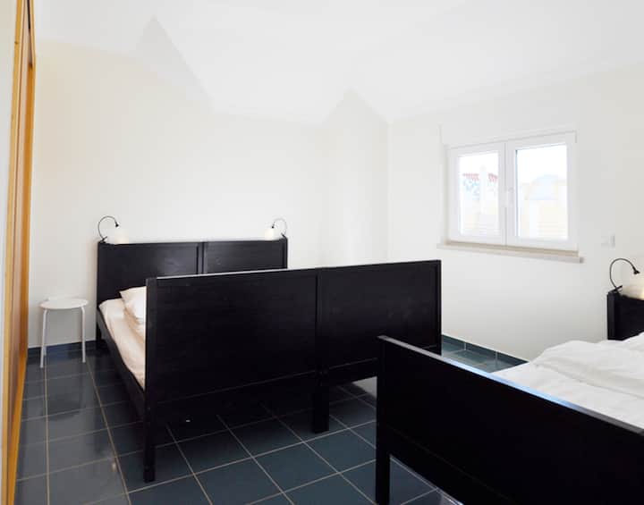 ห้องสีฟ้าเตียงคู่ (เตียงเดี่ยวสองเตียง) + เตียงเดี่ยว