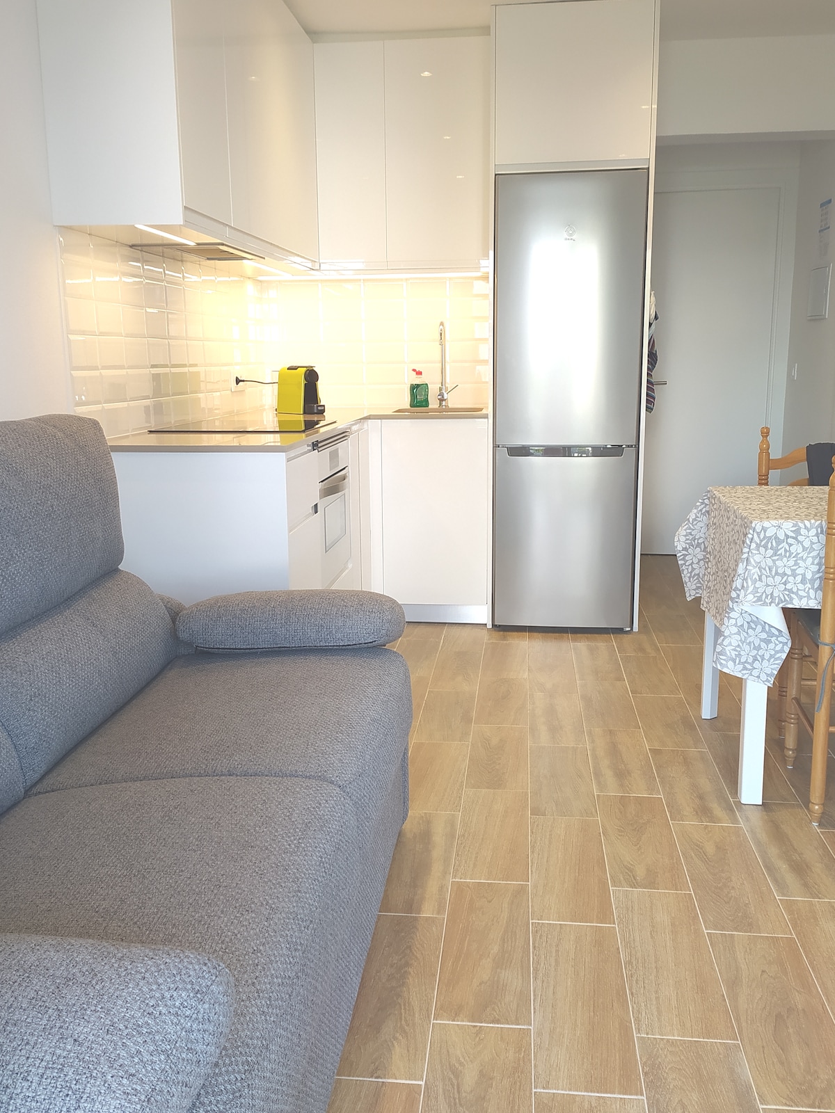 Vista del espacio cocina salón comedor desde la puerta de entrada