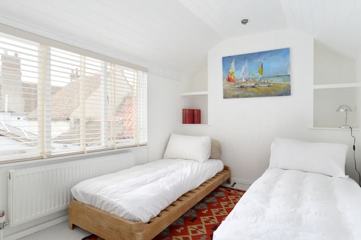 Spálňa 5. Má posteľ „Loaf Daybed“, ktorá môže byť posteľ s posteľou alebo, 2 jednolôžka alebo dvojlôžka.