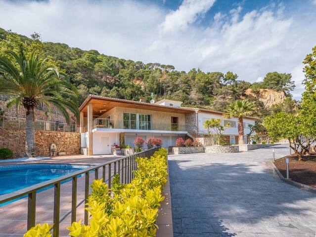 CANYELLES BEACH COSTA BRAVA 14PAX gallery image 2