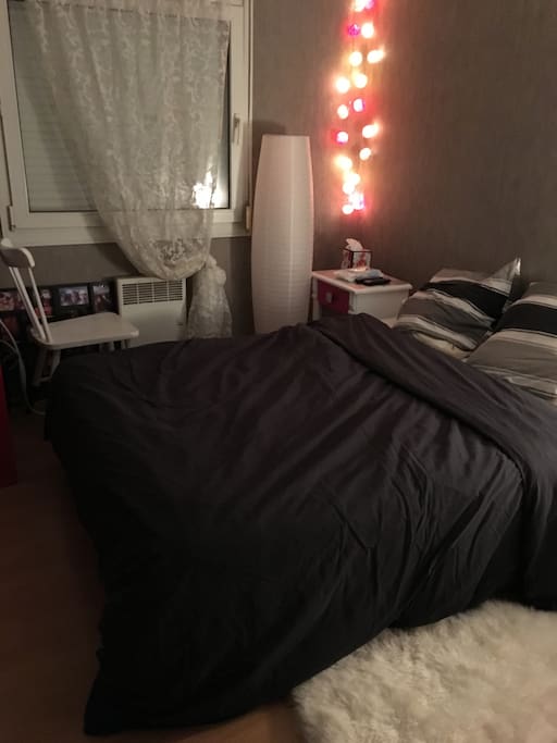 Chambre séparée, orientée plein sud avec télé et placards de nuit