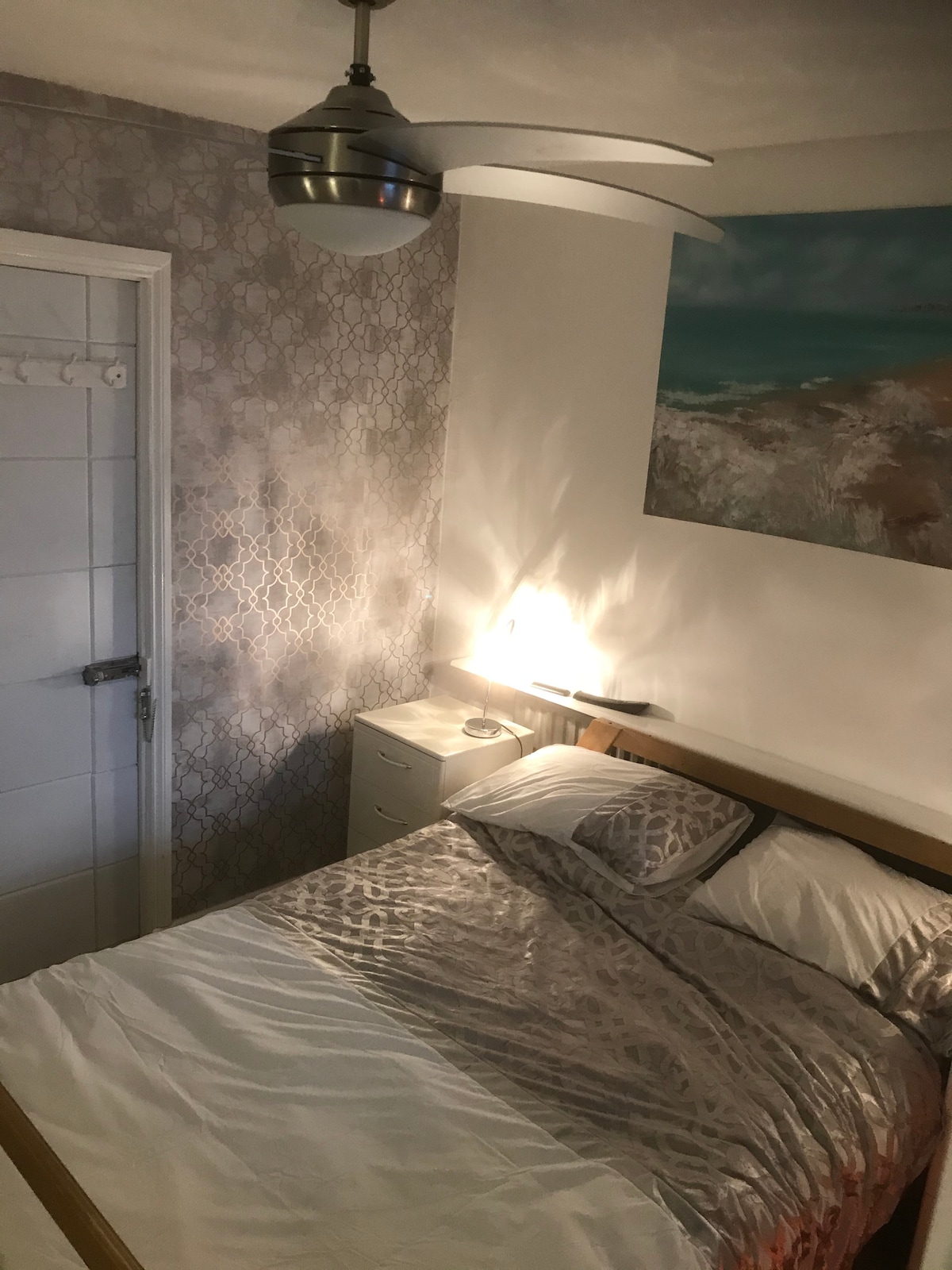 ห้องนอนพร้อมที่นอนเมมโมรี่โฟมของเอ็มม่าแสงสว่างดีเยี่ยมพัดลมเพดานเพื่อความสะดวกสบายและลิ้นชักใต้เตียงสำหรับเก็บของเพิ่มเติม