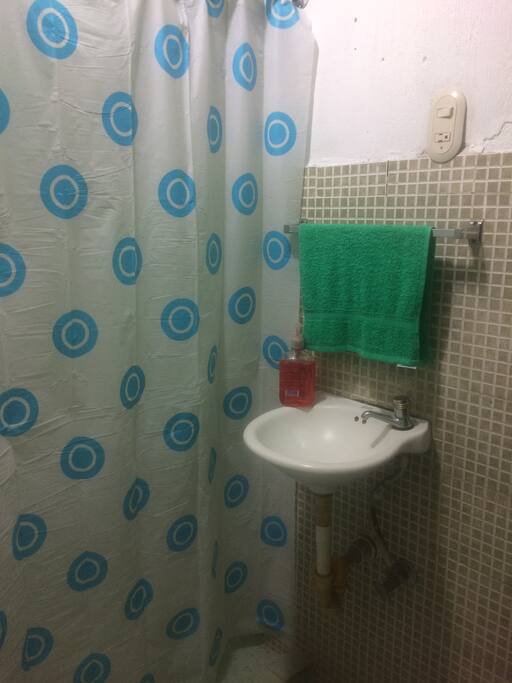 2 baños completos compartidos