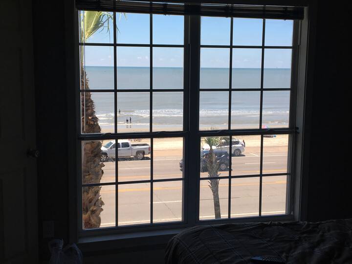 Поглед кон прозорецот на спалната соба