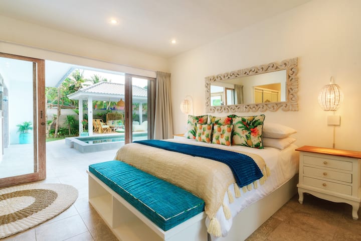 לנשום בצבעים של האזורים הטרופיים תוך כדי מנוחה על מיטת קווין סייז.