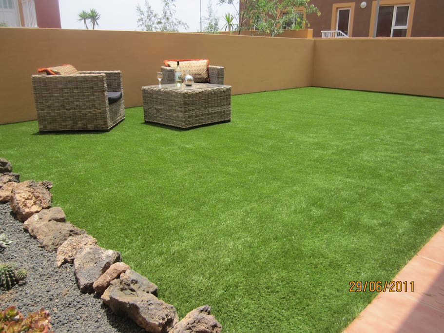 The backgarden is fully enclosed and secure, ideal for small children. It has a grassed area and attractive planted border.