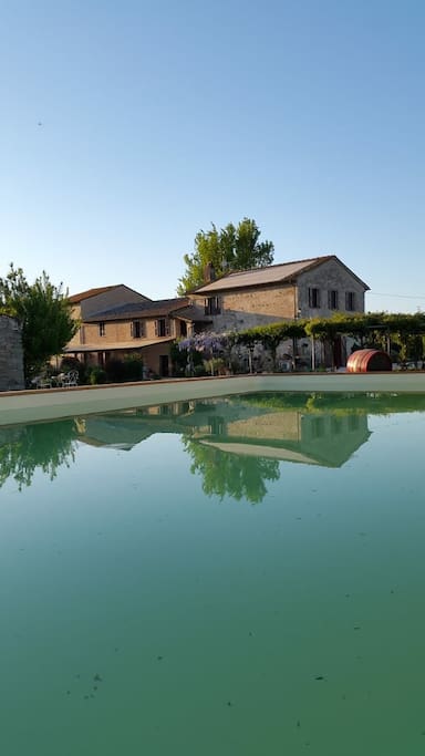 Il casale visto dalla zona piscina