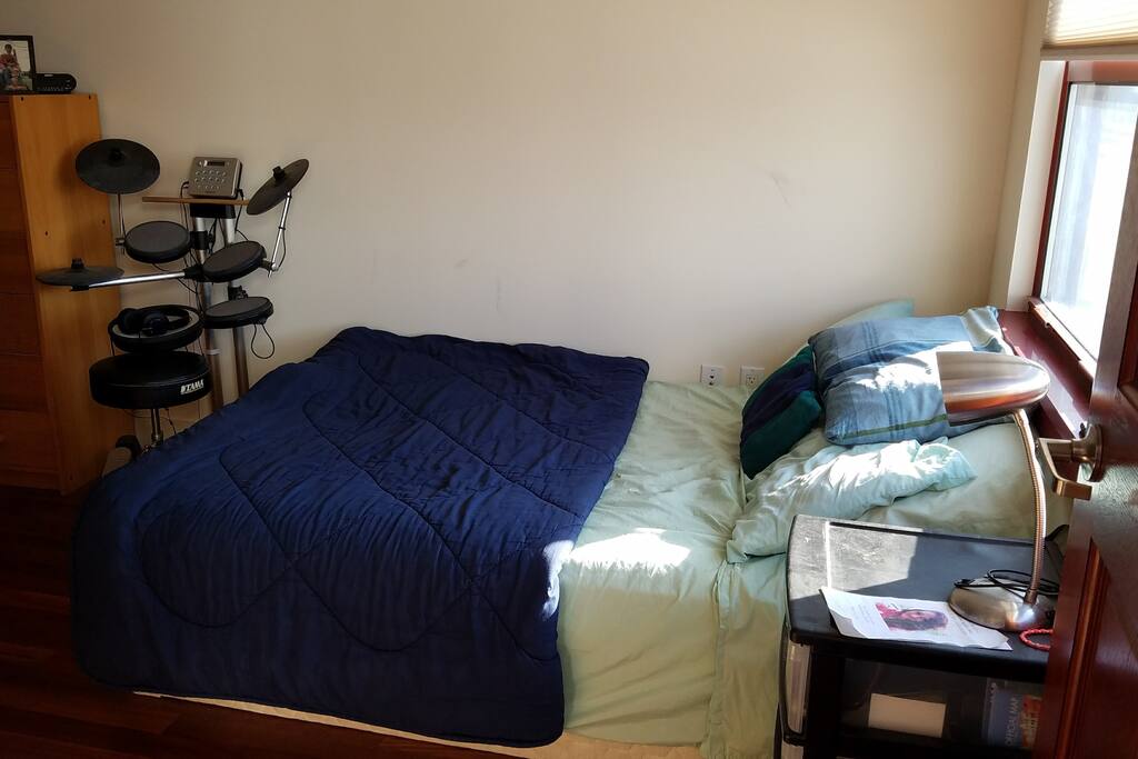 Bedroom - Full sized bed with tons of pillows!