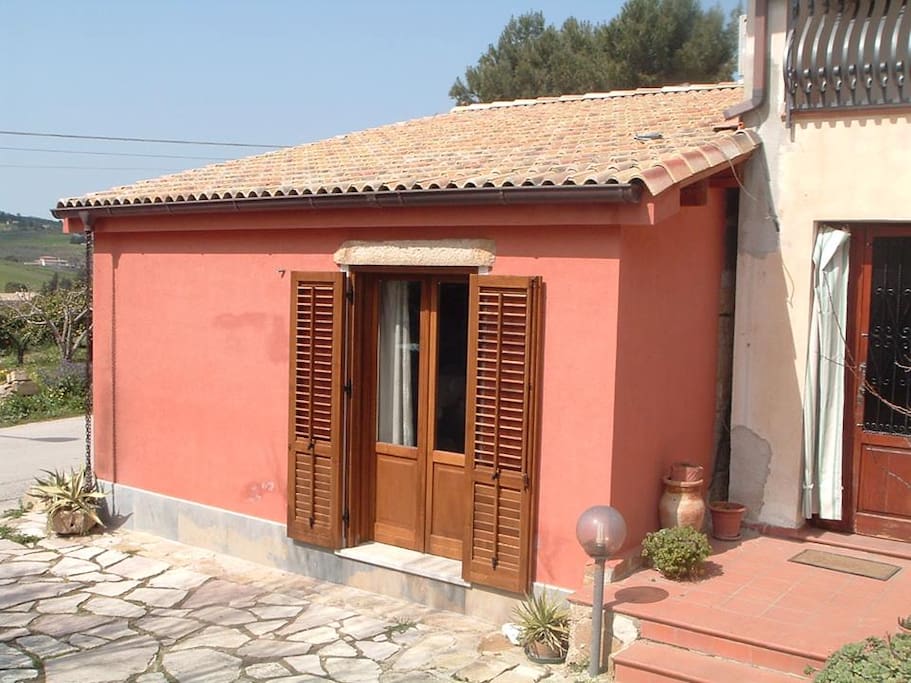 Porta finestra della camera da letto matrimoniale su giardino condiviso con la proprietà