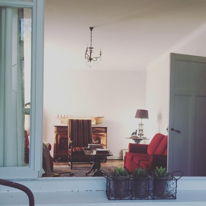 Ვერანდიდან გადაჰყურებთ ლაუნჯის ოთახს