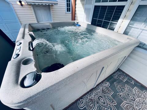 4 Bedroom Home with large game room and hot tub!