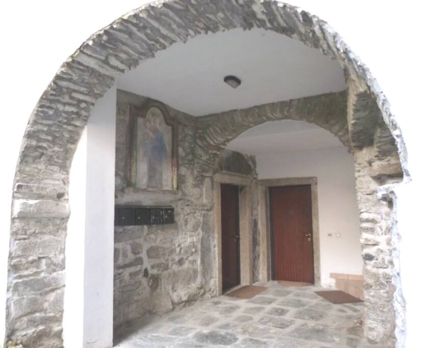 l'ingresso di casa Donna Ginevra con l'antica fontana.
