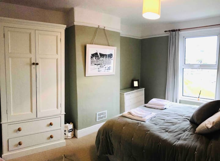 Glavna spavaća soba s bračnim krevetom i pogledom na Dartmouth