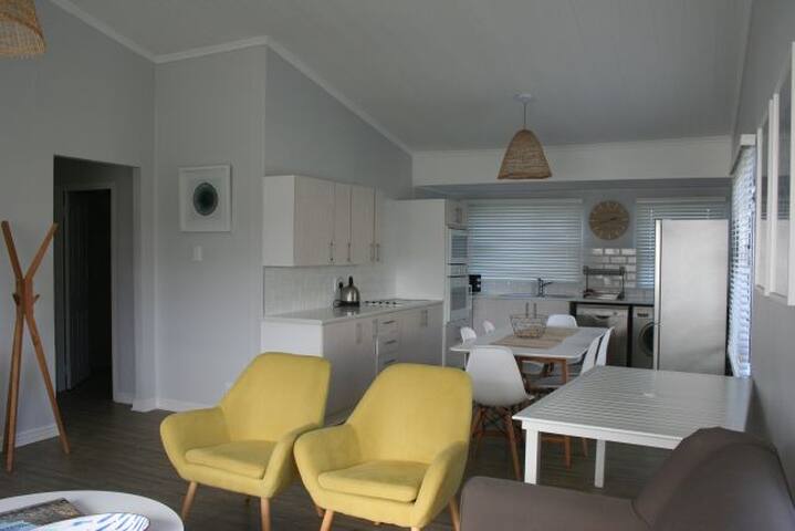 2 Bedroom Cottage Large – Sleeps 4 – C65 gallery image 2