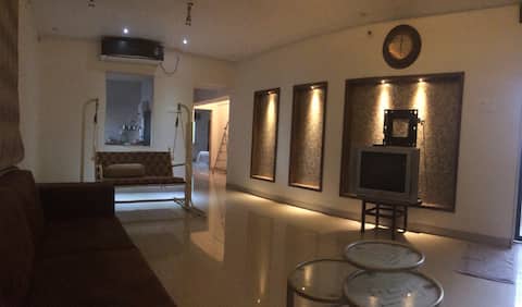 Luxurious flat in Alkapuri. Safe & posh locality.