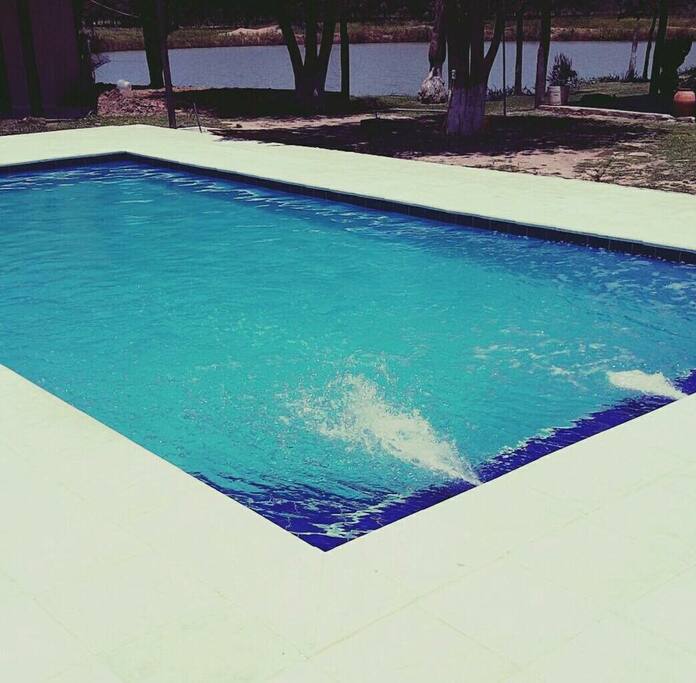 Piscina con Vista al Estanque donde se crían distintas especies de peces