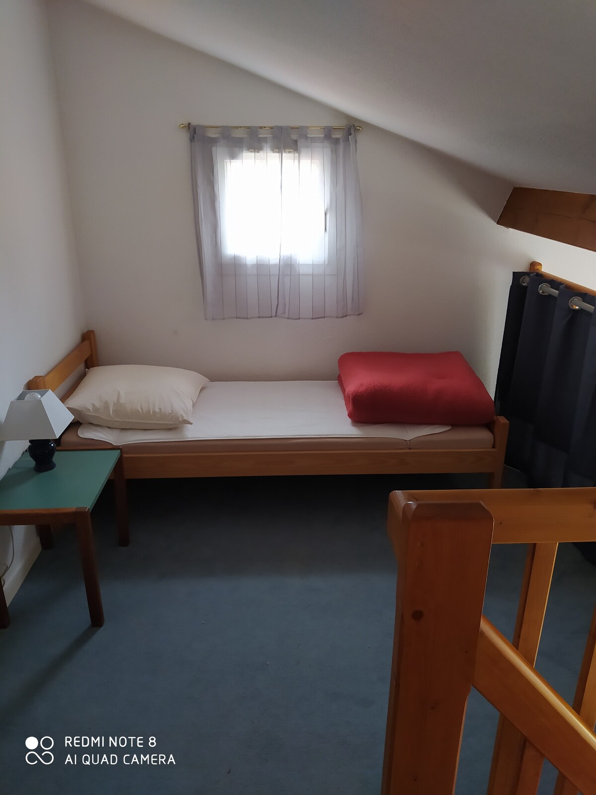 שתי מיטות יחיד בקומת הביניים.
וילון כהה מותקן כדי להיפתח או להיסגר לפי הצורך.