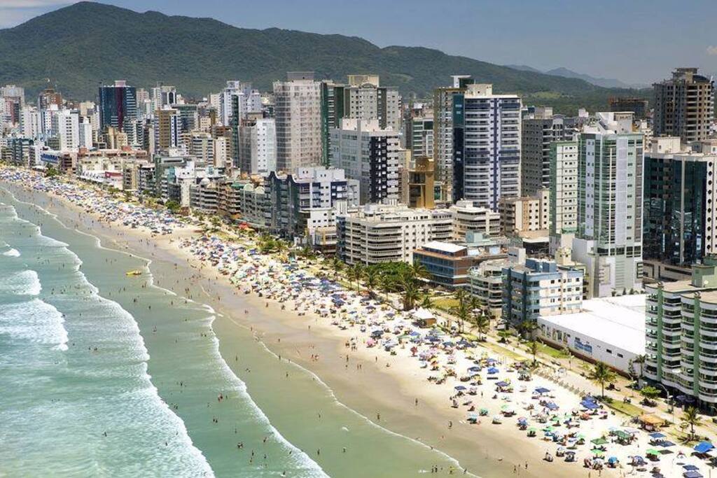 Praia linda e limpa.