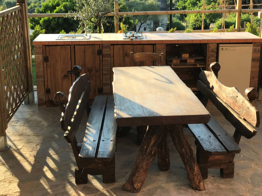 interno gazebo : lavandino, piano cottura, frigo