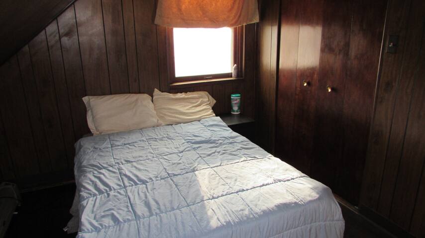 Large Second Floor Room in Quiet Chicago Suburb