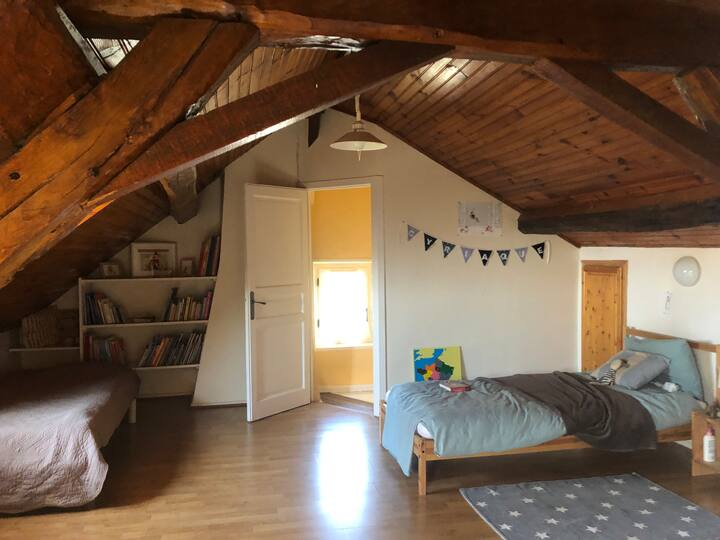 Chumba cha kulala n* 3 juu: vitanda viwili vya mtu mmoja