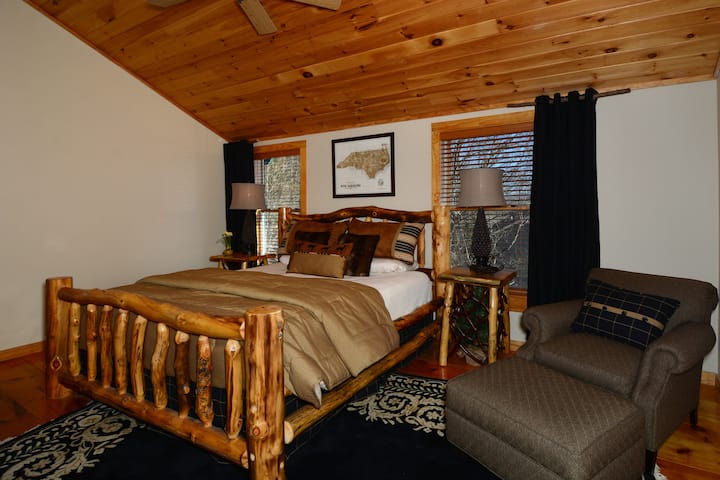 סוויטת הורים מס '2 למעלה עם מיטת קינג סייז, טלוויזיית HDTV חכמה בגודל 55אינץ' וחדר רחצה פרטי.