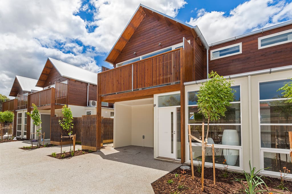 Set in a boutique block of only 4, with a parents' balcony, car park and walking distance to everything on offer in Barwon Heads.