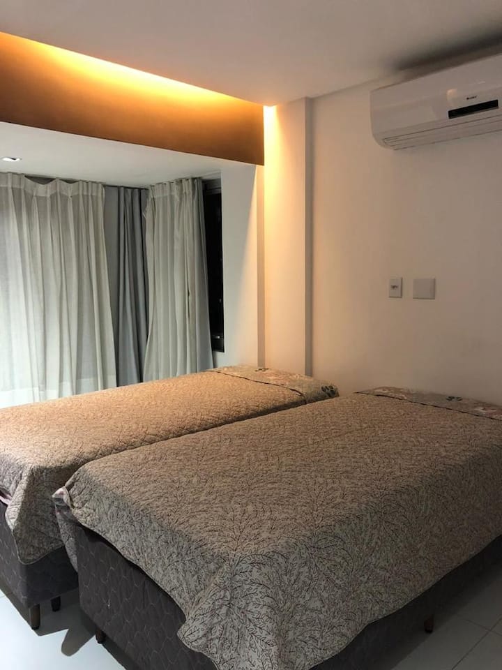 חדר שינה עם 2 מיטות יחיד ומיטות מובנות