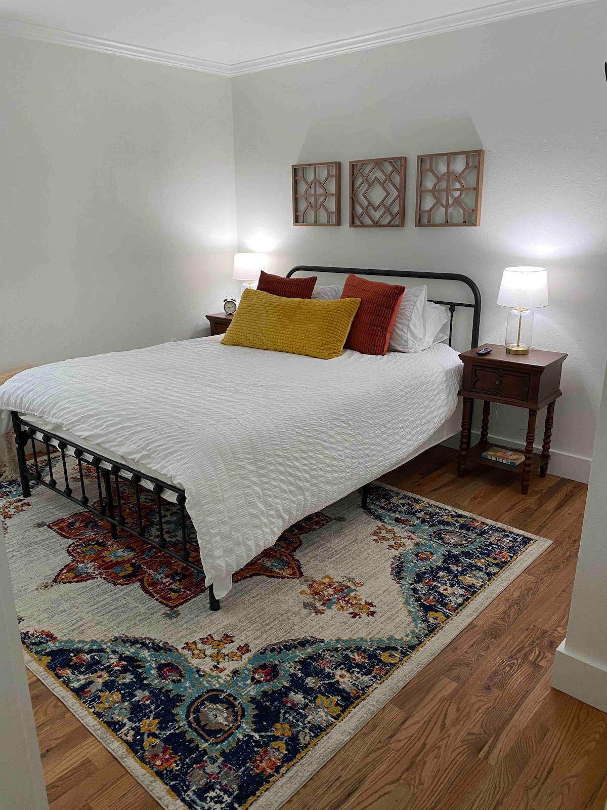 Главна спална соба со брачен кревет (широк 180-220 см) - исто така не е прикажана на биро, прозорец со клима уред, огромен плакар и паметен телевизор.