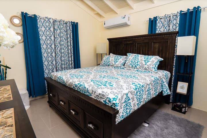 Chambre principale avec lit King Size pour quand vous êtes prêt à vous installer la nuit dans notre matelas supérieur euro avec 1 000 fils de coton avec draps égyptiens suite luxueuse avec votre propre baignoire et un climatiseur, une télévision de 32 pouces et une commode à 7 tiroirs 