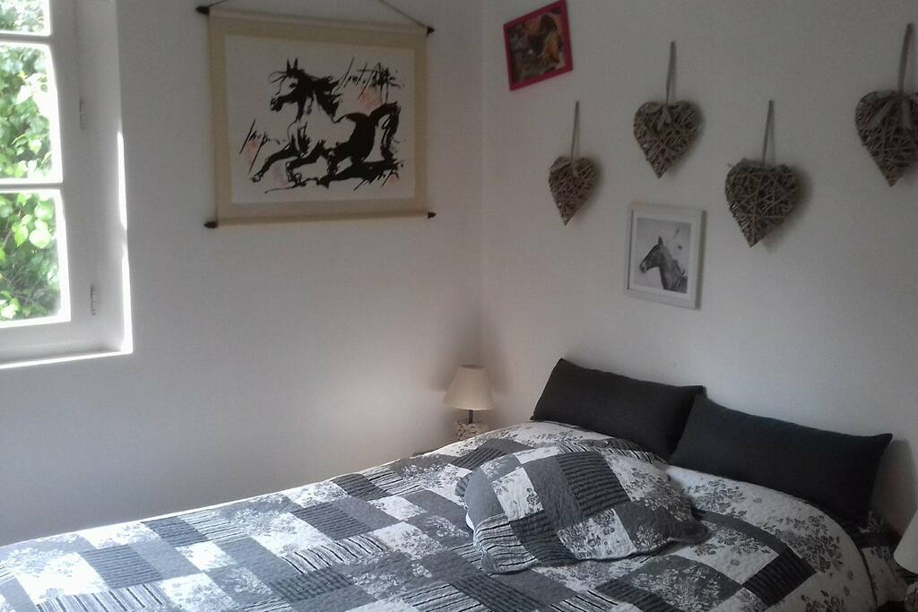 La chambre avec salle de bain attenante