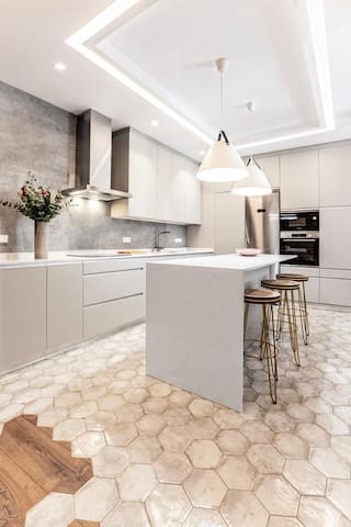 Luxury in GRAN VIA & CALLAO – Stylish & Beautiful gallery image 3