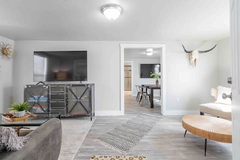 Modern & Private 3BDRM Home W/Hot Tub