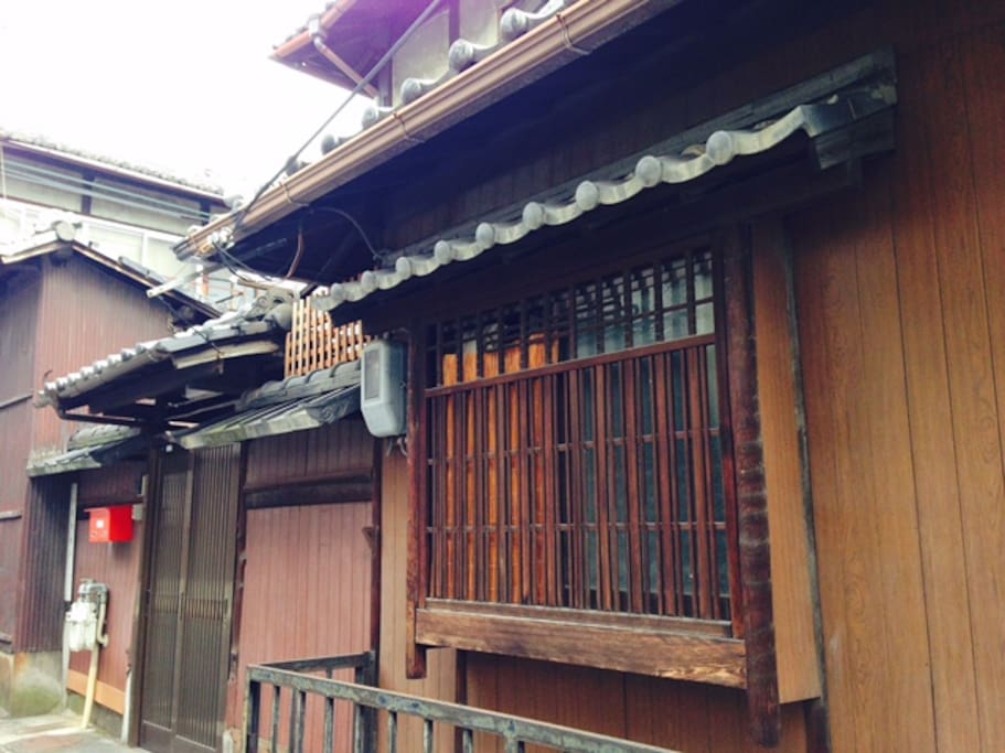 Small room window next to the door (you come in from this room) 入口横の小部屋(ここから入ります)