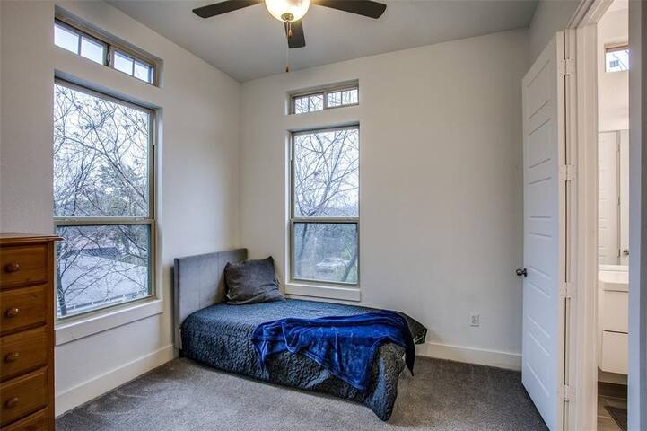 Modern Home near Bishop Arts. gallery image 2